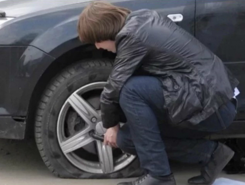Молодого мужчину с четырьмя крадеными колесами «под мышками» поймали на улице Ростова