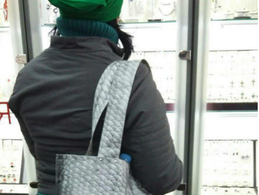 Дикий восторг мужчин в Ростове вызвала загадочная девушка с сумкой-головой леща