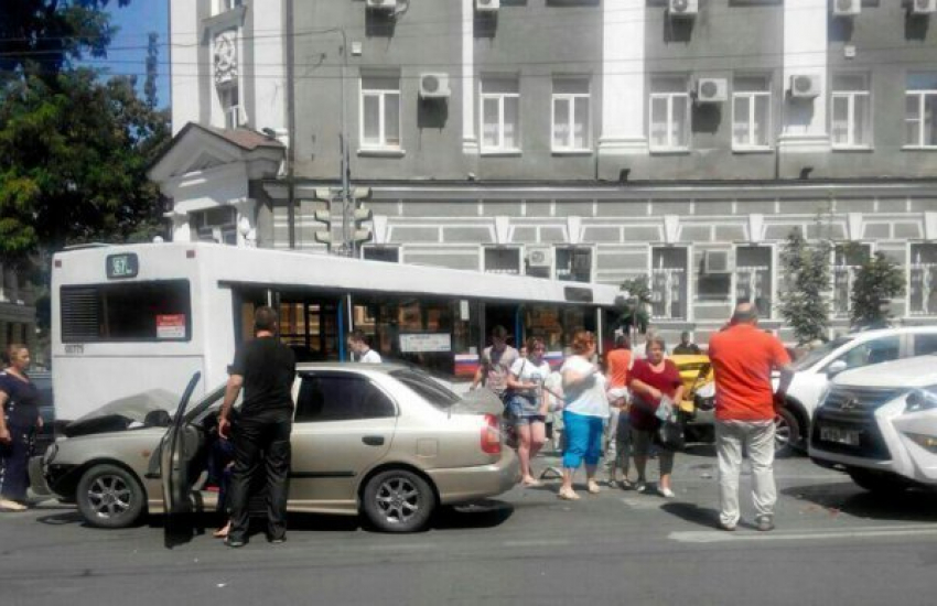 Массовое ДТП с участием общественного транспорта произошло в Ростове
