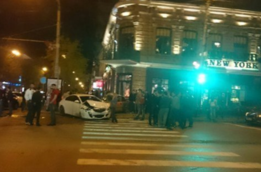 В Ростове столкнулись Opel Insignia и Hyundai Accent: один из автомобилей отлетел в ресторан