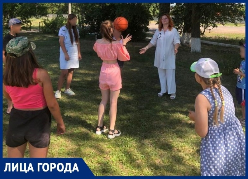 «Не все в этом мире о деньгах»: в Ростовской области нашли способ помочь детям-инвалидам и пожилым людям через творчество и игры
