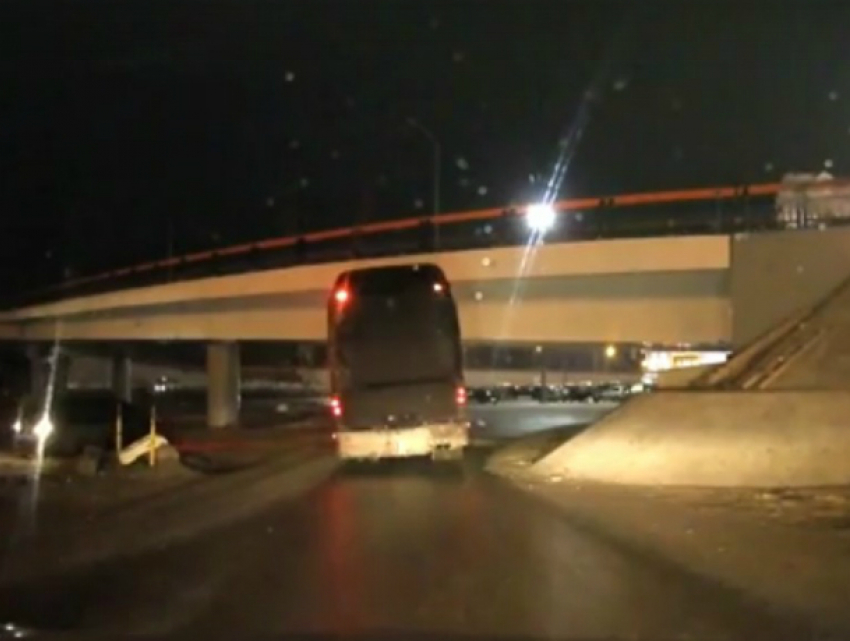 Ставший жертвой «проклятого моста» у «Мегамага» в Ростове автобус попал на видео
