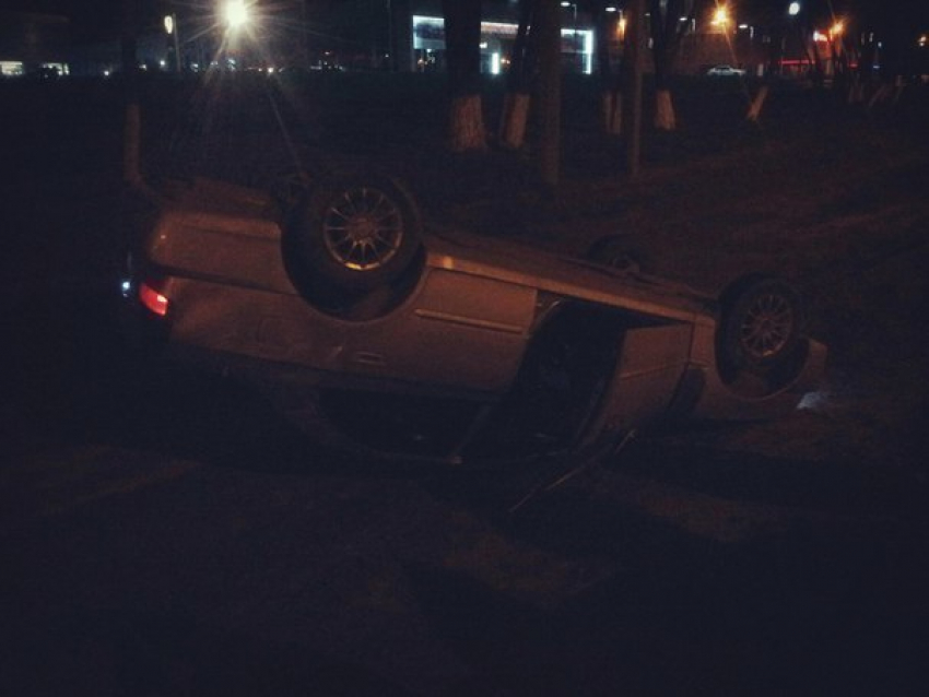 Автомобиль перевернулся на крышу в Ростовской области 