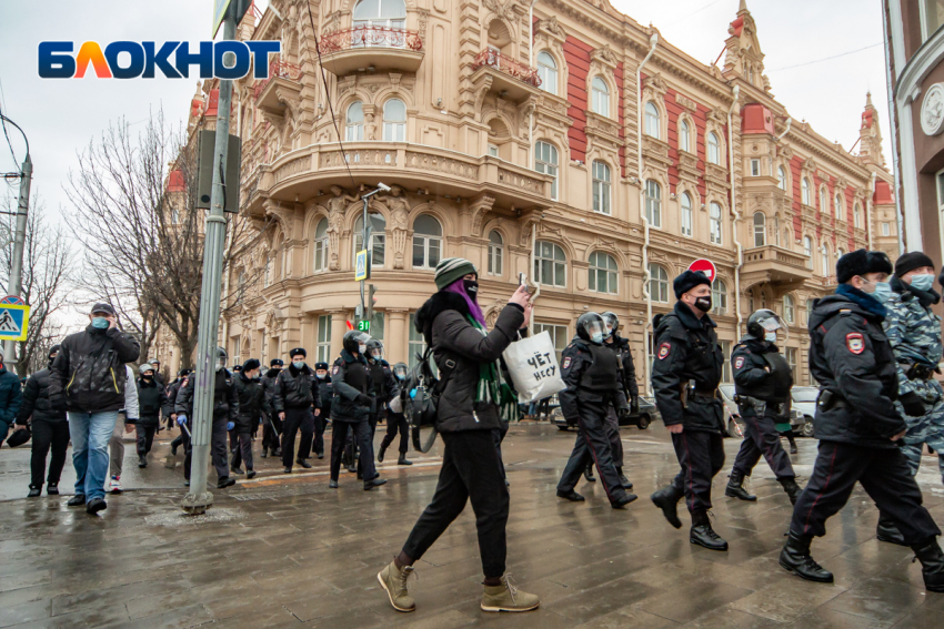 Власти Ростова решили не комментировать митинг в поддержку Навального, но предоставили автобусы для задержанных