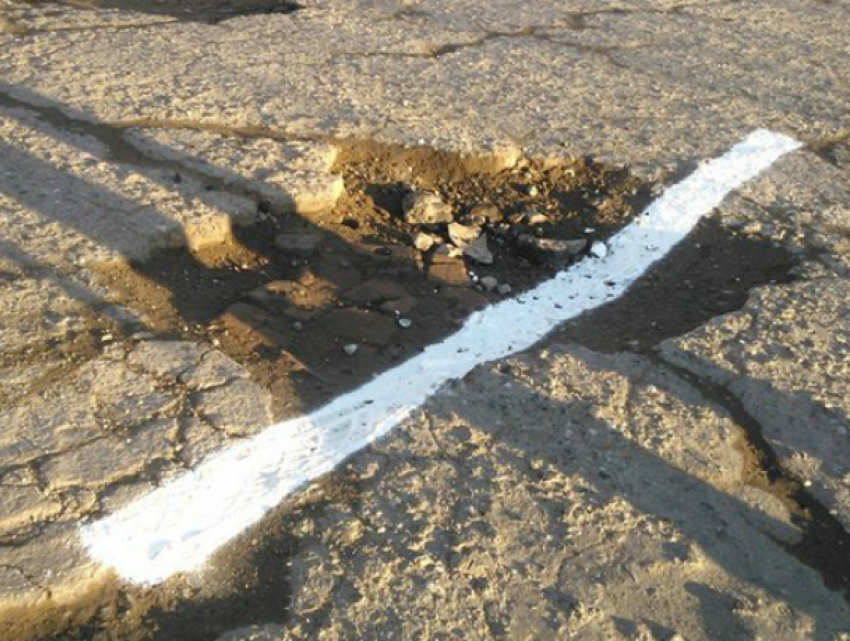 Странные рабочие нанесли разметку на дорожные ямы в Ростовской области