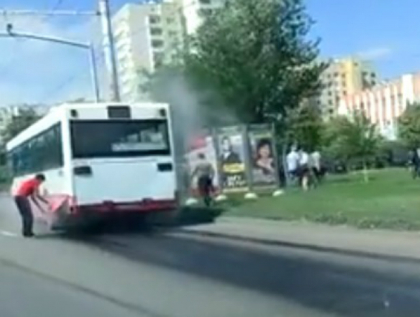 Эвакуироваться в срочном порядке из закипевшего на ходу автобуса пришлось пассажирам в Ростове