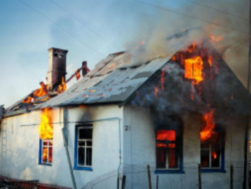 Трехлетняя девочка и ее бабушка серьезно обгорели при пожаре в частном доме Ростовской области