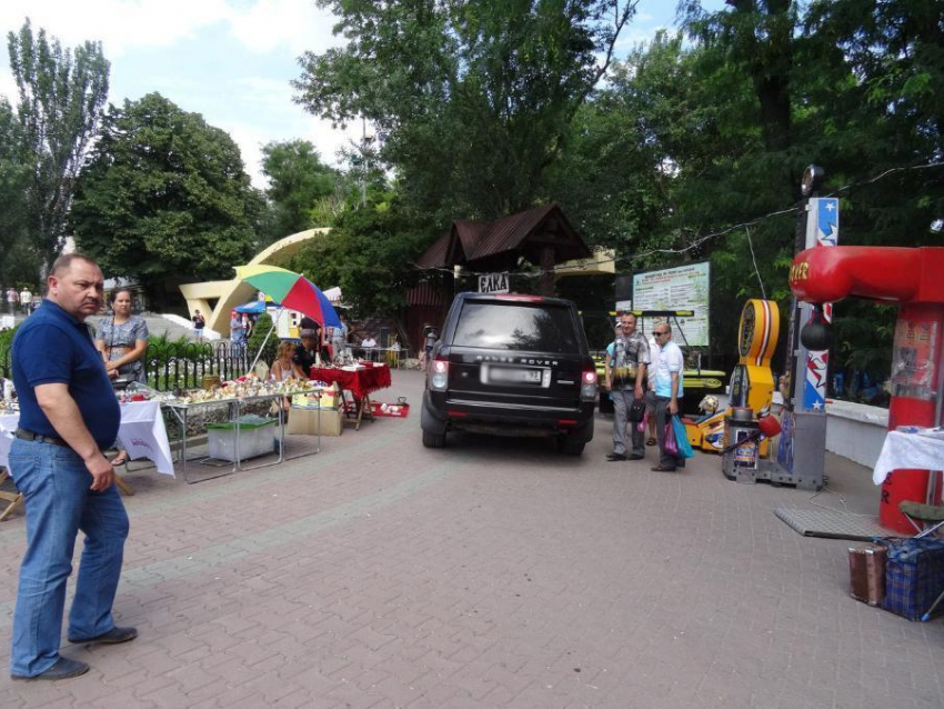 Джип с красивыми номерами Кубани катался по центральной аллее парка имени Горького в Ростове