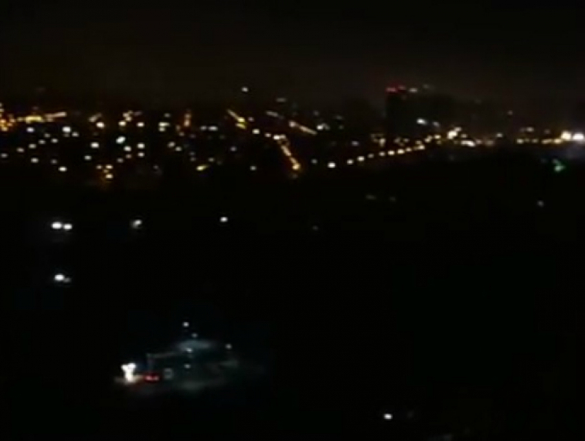 Оставившая тысячи людей без света и тепла коммунальная авария в ЖК «Акварель» Ростова попала на видео