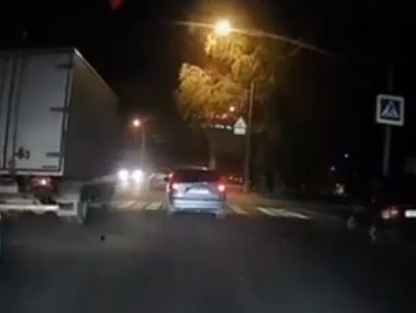 Девушка пострадала под колесами невнимательного автомобилиста на «зебре» Ростова
