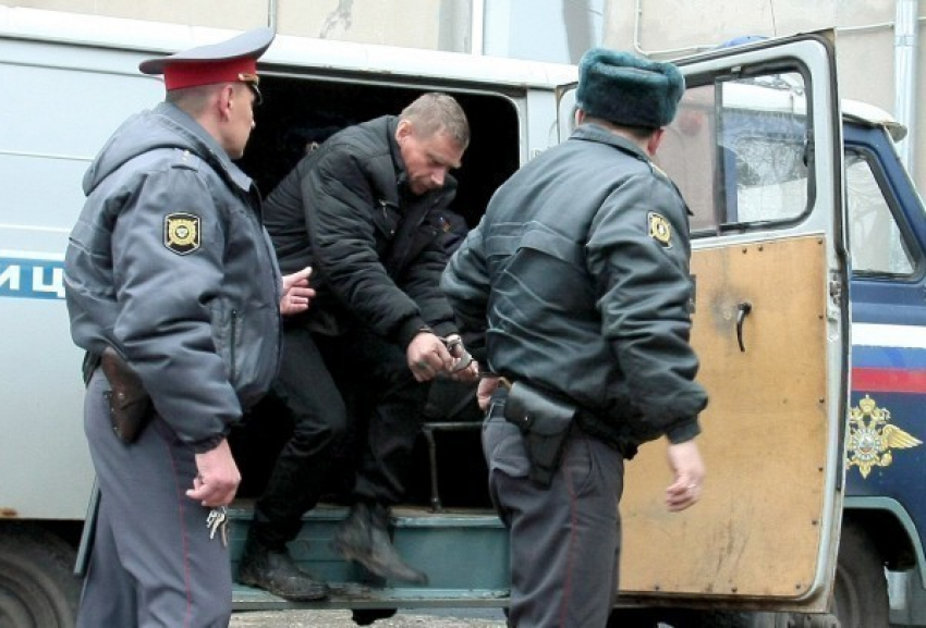 Подсудимый узнал об аресте на 10 суток и сбежал из здания суда в Зернограде 