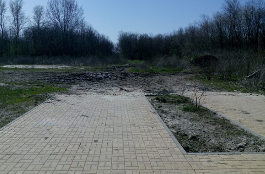 Горожане просят чиновников достроить парк в Александровке и посадить деревья