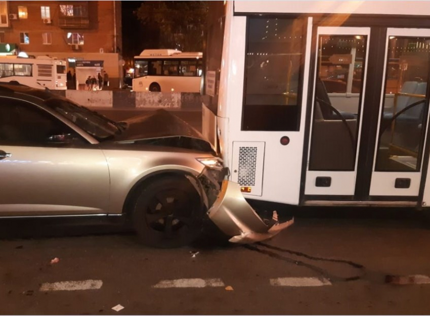 Водитель на Infiniti протаранил автобус и скрылся с места происшествия в Ростове