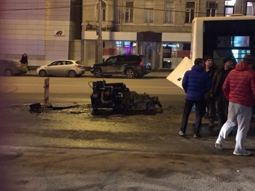 В Ростове пассажирский автобус №22 на полном ходу потерял двигатель