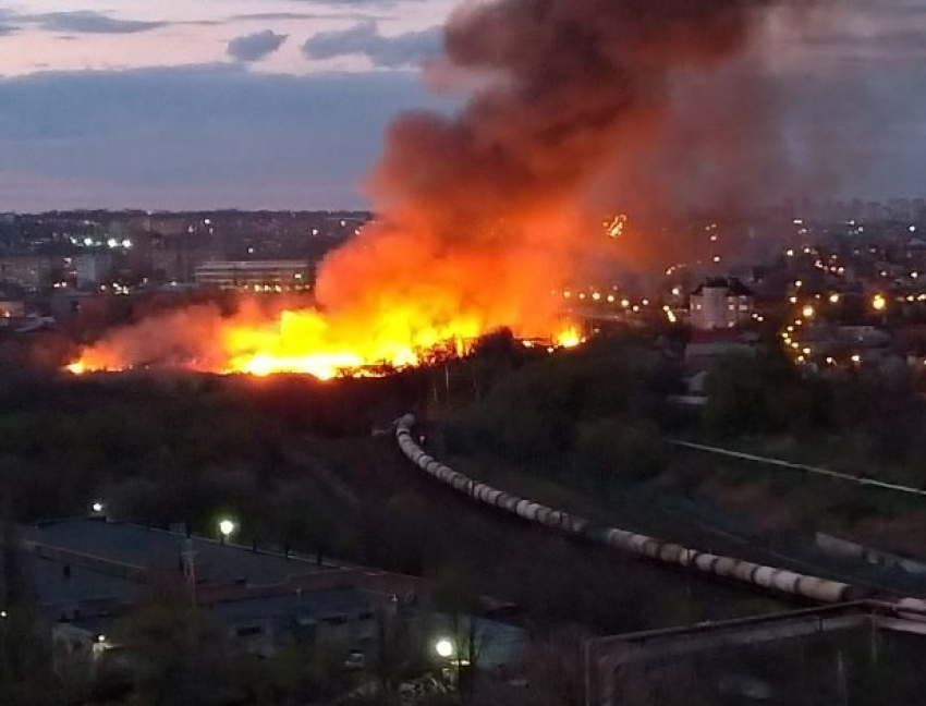 В районе Ботанического сада в Ростове произошел крупных пожар