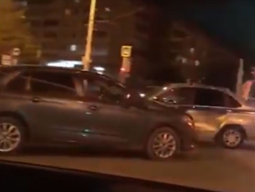 Эпичный лобовой таран легковушкой автомобиля ДПС в Ростовской области попал на видео