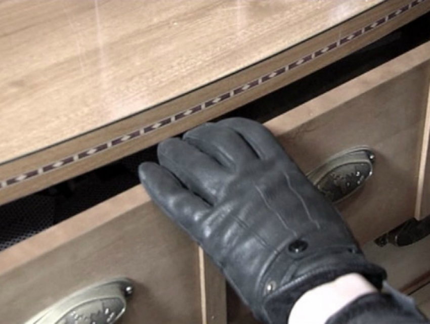 Знакомство с молоденьким рецидивистом стоило всех сбережений жительнице Ростовской области