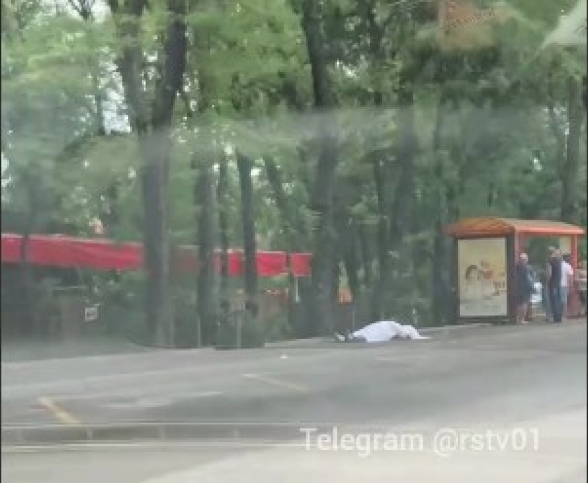 Очевидцы обнаружили тело ростовчанина у остановки в центре города