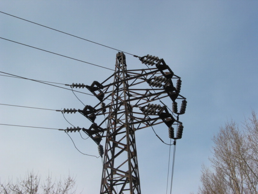 Новые разрывы ЛЭП и неутихающий ветер не позволяют восстановить электроснабжение в Ростовской области