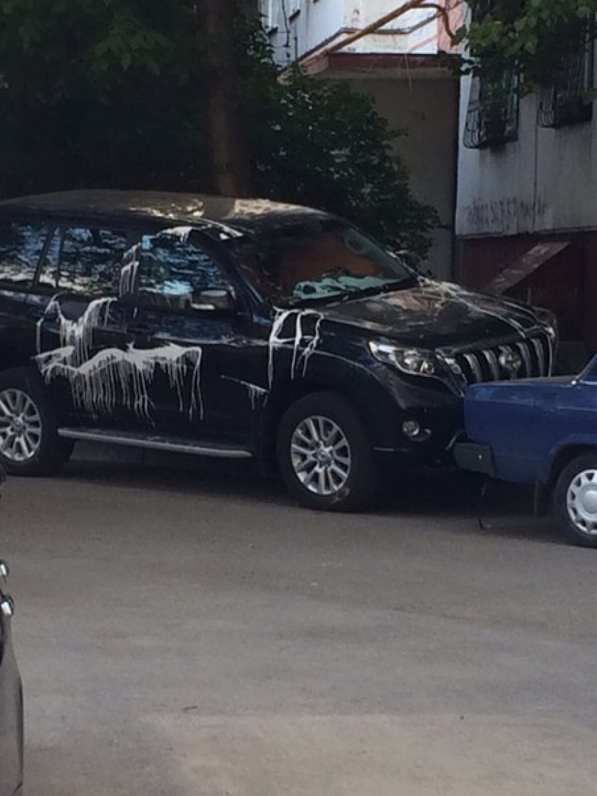  В центре Ростова вандалы облили Toyota Land Cruiser краской 