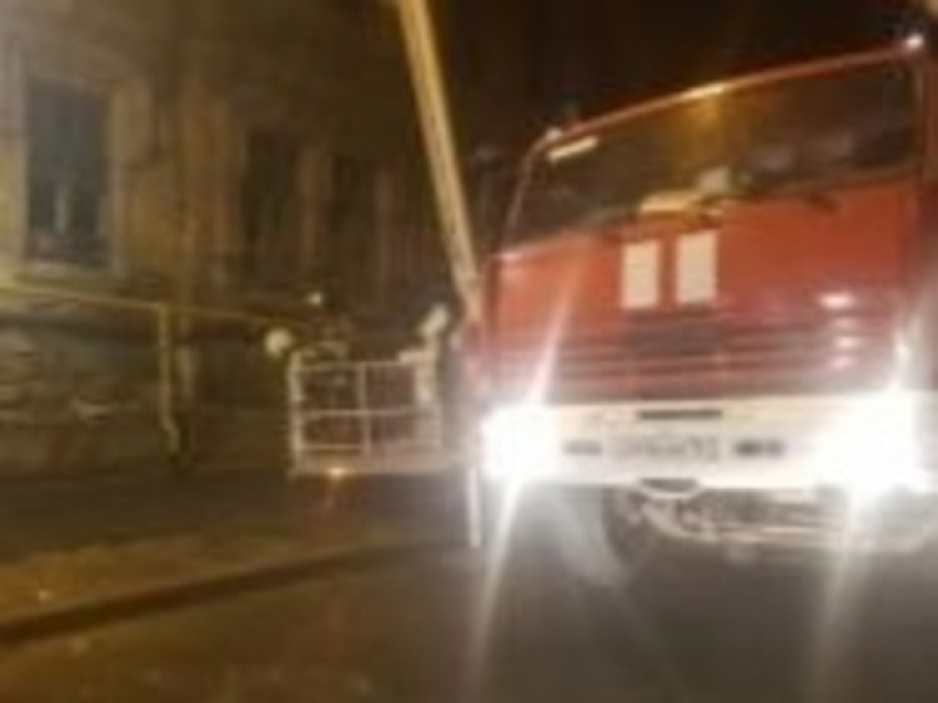 Заселенную бомжами дореволюционную постройку в Ростове пожарные тушили несколько часов