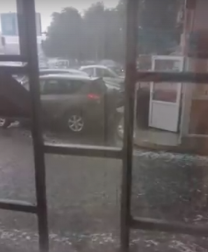 Бурные реки грязной воды возвращаются в Ростов