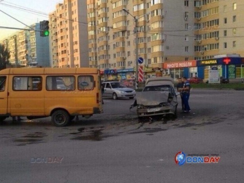 Набитая пассажирами маршрутка ввязалась в битву за поворот и устроила ДТП с травмами в Таганроге