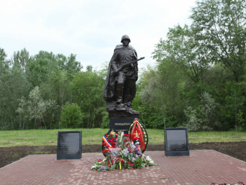 Новый памятник Советскому солдату открыли в Кумженской роще Ростова