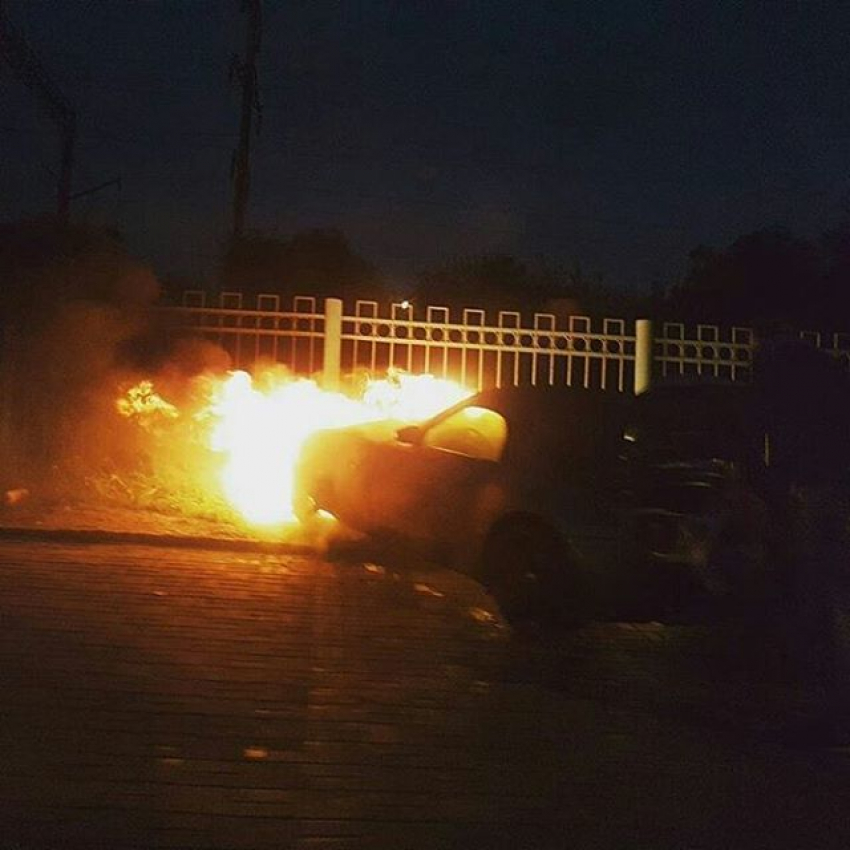 Автомобиль BMW Z4 сгорел на Нансена в Ростове