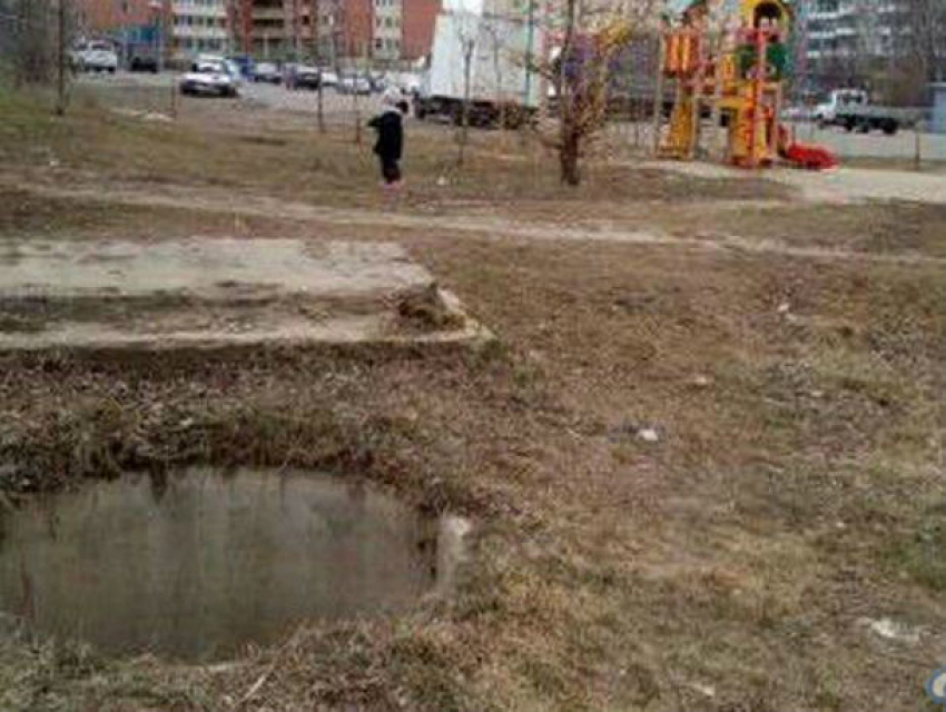 Опасный колодец появился возле детской площадки в Ростове-на-Дону
