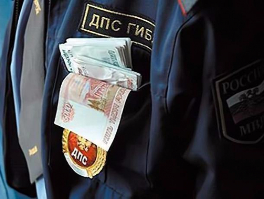 Пять лет лишения свободы получил в Ростовской области сотрудник ГИБДД-взяточник