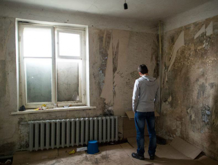 Только через суд сирота в Ростовской области добился права на переселение из опасного жилья