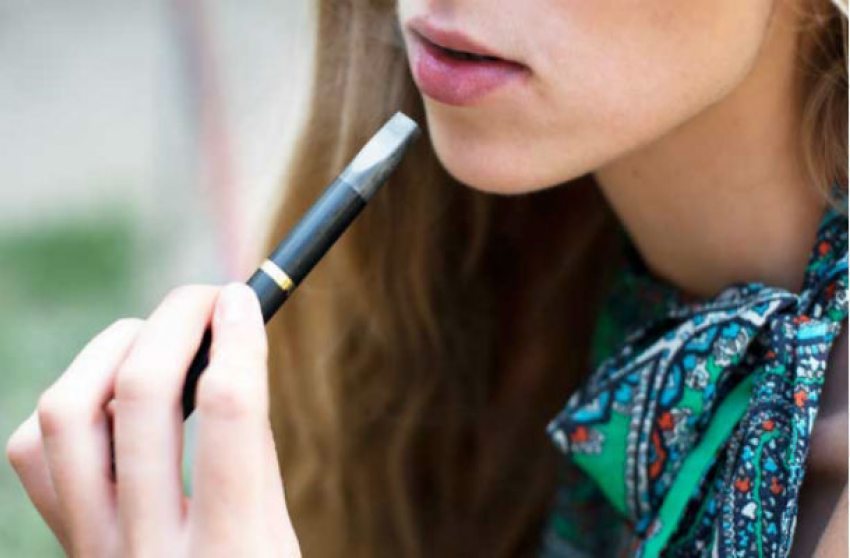 Модный среди несовершеннолетних вейпинг потребовали запретить жители Ростова