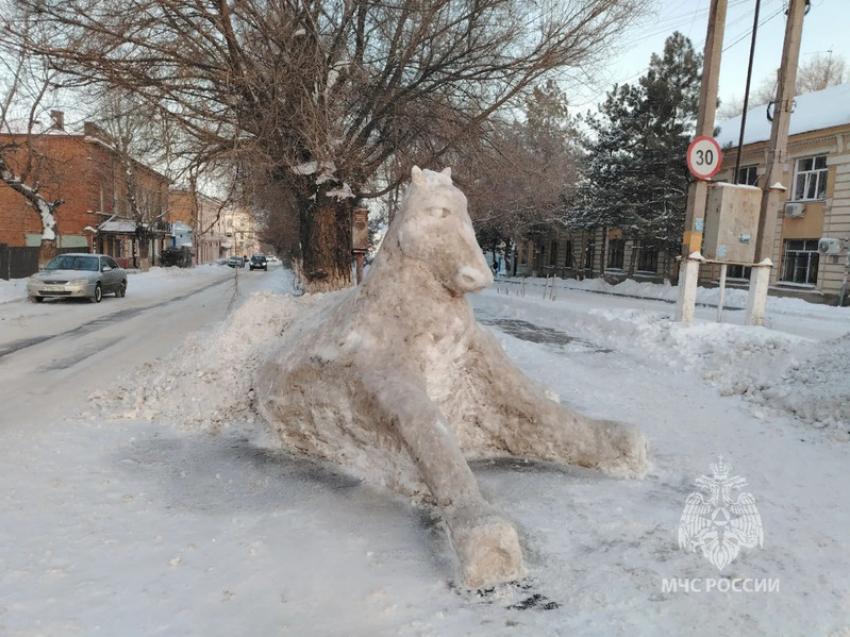 Большую лошадь из снега сделал пожарный из Новочеркасска 