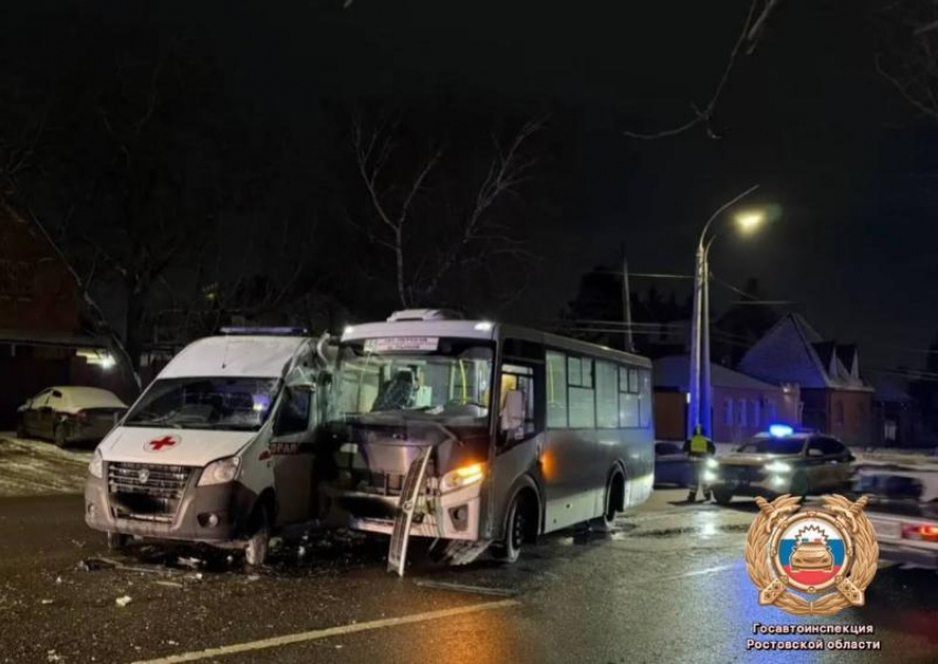 Автобус с пассажирами и скорая попали в ДТП в Ростове 