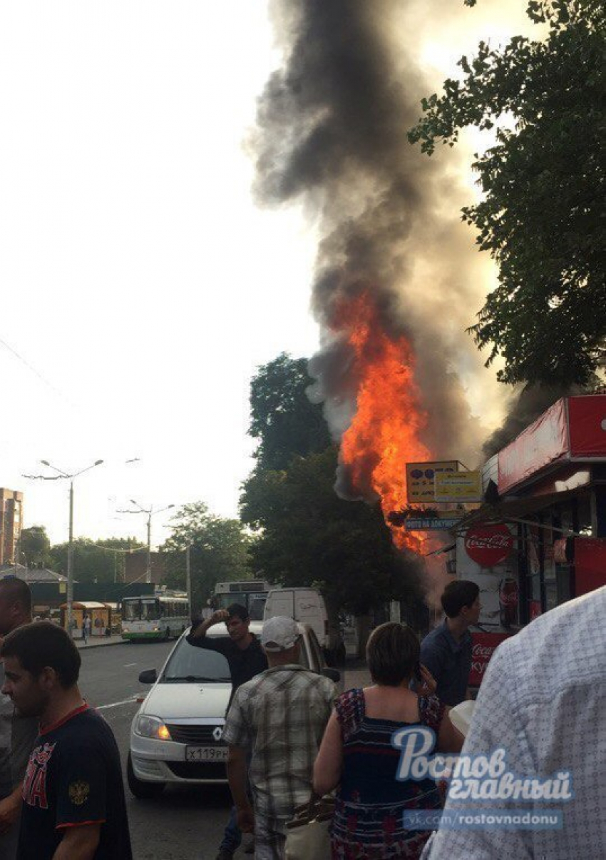 На Центральном рынке из-за пожара в ларьке разбили машины 