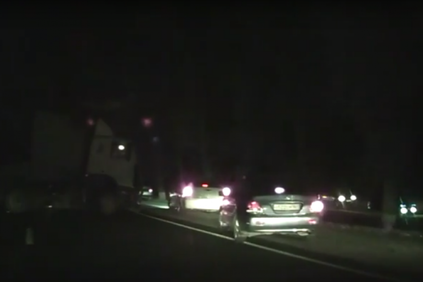 Под Таганрогом один человек погиб и один ранен в аварии с большегрузом 