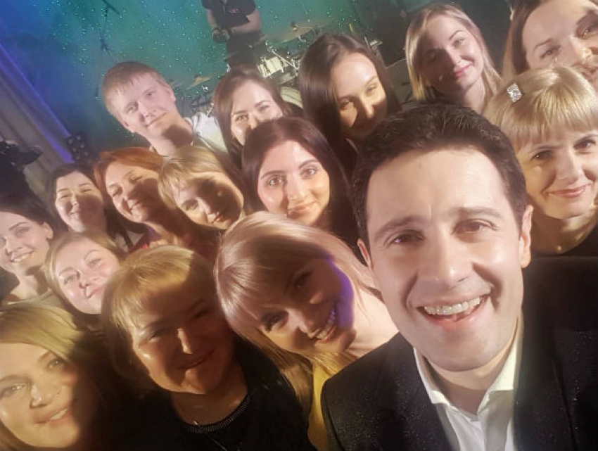 Букетом из вареных раков и копченой шамайки наградили за концерт Викторию и Антона Макарских под Ростовом