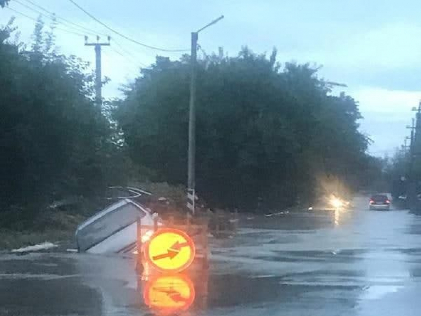 Легковой автомобиль утонул в дорожной яме в Таганроге