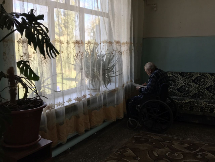 Плесенью и обваливающейся штукатуркой встретило своих пациентов сестринское отделение амбулатории в Ростовской области