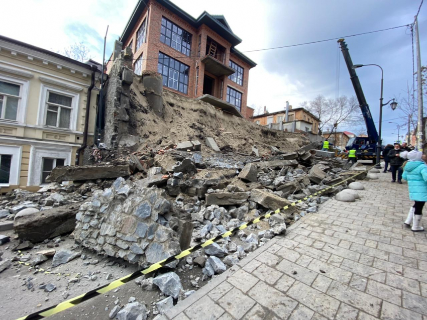 Власти Ростова заявили, что рухнувшая на Семашко стена уже давно была деформирована
