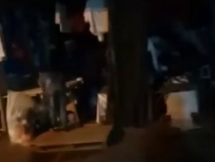 Мародеры разворовывали торговые палатки во время страшного пожара на рынке «Темерник» в Ростове