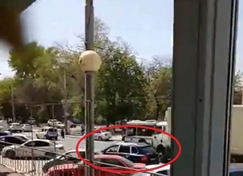 Передвижение по Ростову Porsche Cayenne с водителем в «бессознательном состоянии» попало на видео