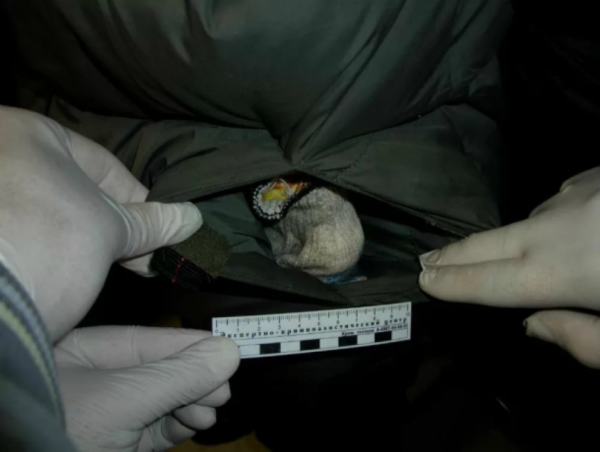 Мужчина разгуливал по улицам Ростова с большим пакетом героина в кармане