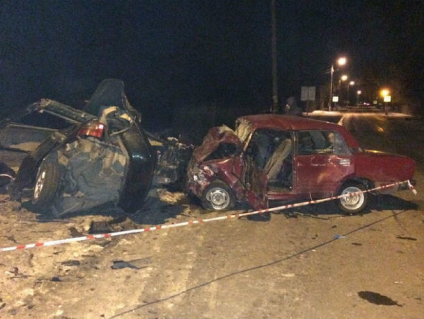 Страшное лобовое ДТП на скользкой дороге в Ростовской области: погибли два человека