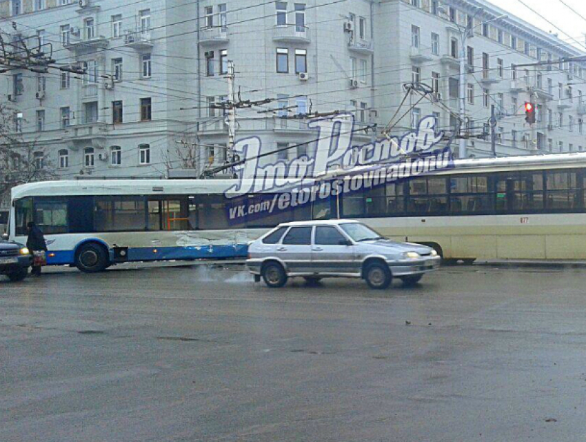 Торопливый трамвай «интимно» подтолкнул неповоротливый автобус в центре Ростова