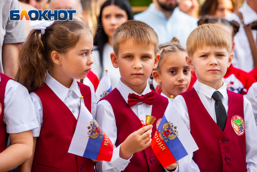 Власти Ростовской области опровергли введение запрета на брюки для школьниц  