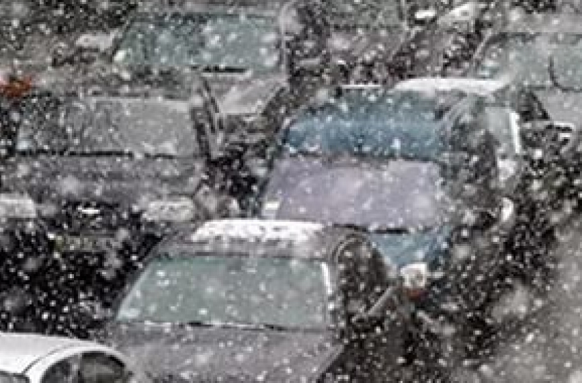 Снег создал в центре Ростова пробки