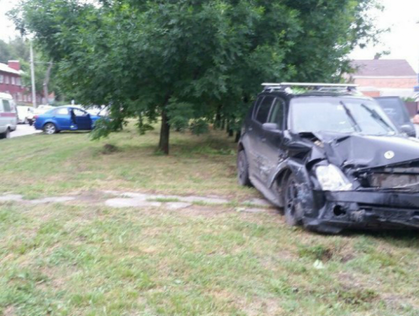 Женщина пострадала в ДТП с перелетом двух иномарок через газон на перекрестке Ростова