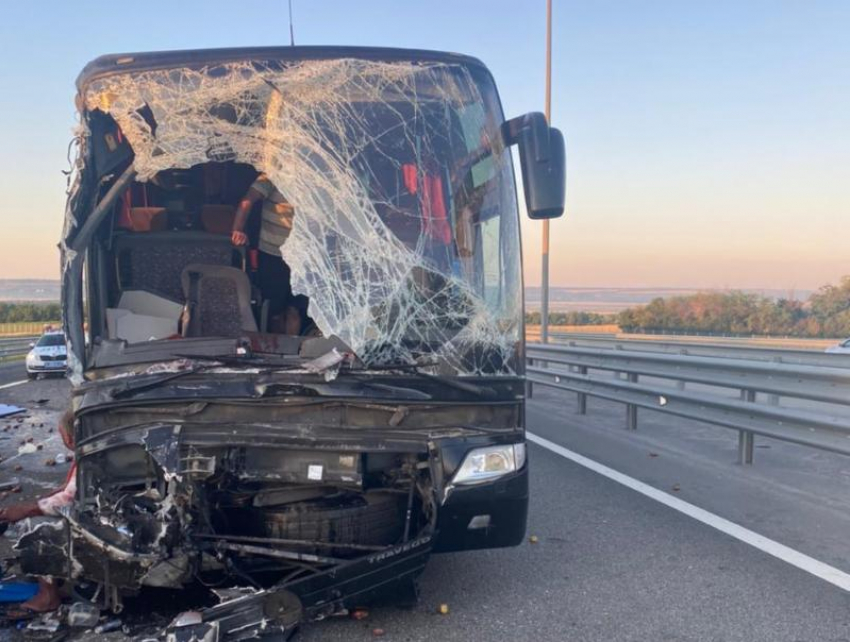 Под Ростовом туристический автобус столкнулся с грузовиком